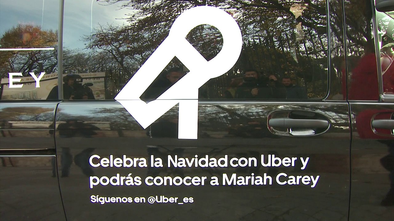 Lola Indigo y Carlos Right versionan a Mariah Carey en un karaoke por Madrid