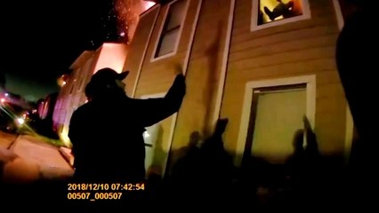 2층서 던진 아이 받고, 괴한에 총격까지...'극한 직업' 美 경찰 / YTN