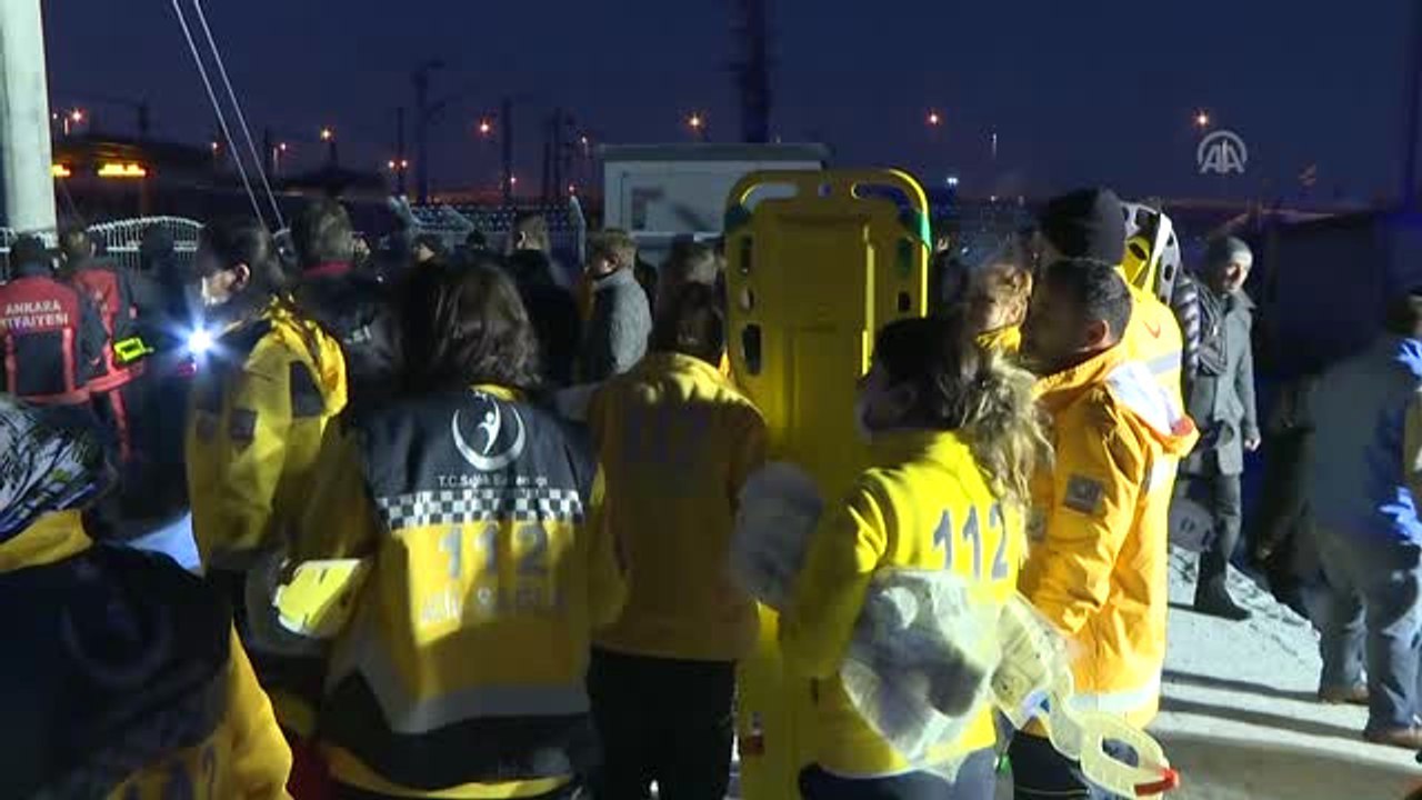 Ankara-Konya Seferini Yapan Yüksek Hızlı Tren'in Üst Geçide Çarpması Sonucu İki Vagonu Devrildi (2)