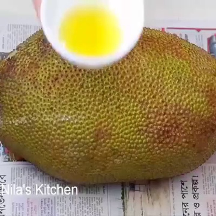 The most convenient way to open a Jackfruit 