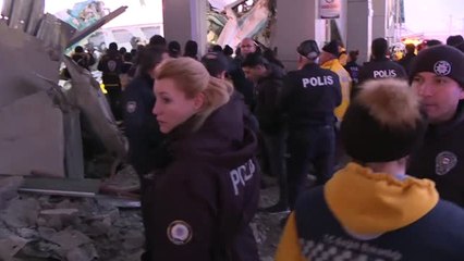 Ankara-Konya Seferini Yapan Yüksek Hızlı Tren'in Üst Geçide Çarpması Sonucu İki Vagonu Devrildi (3)