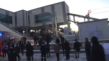 Yüksek Hızlı Tren Üst Geçide Çarptı: 2 Vagonu Devrildi