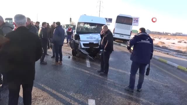 Aksaray'da Servis Otobüsü ile Minibüs Çarpıştı: 17 Yaralı