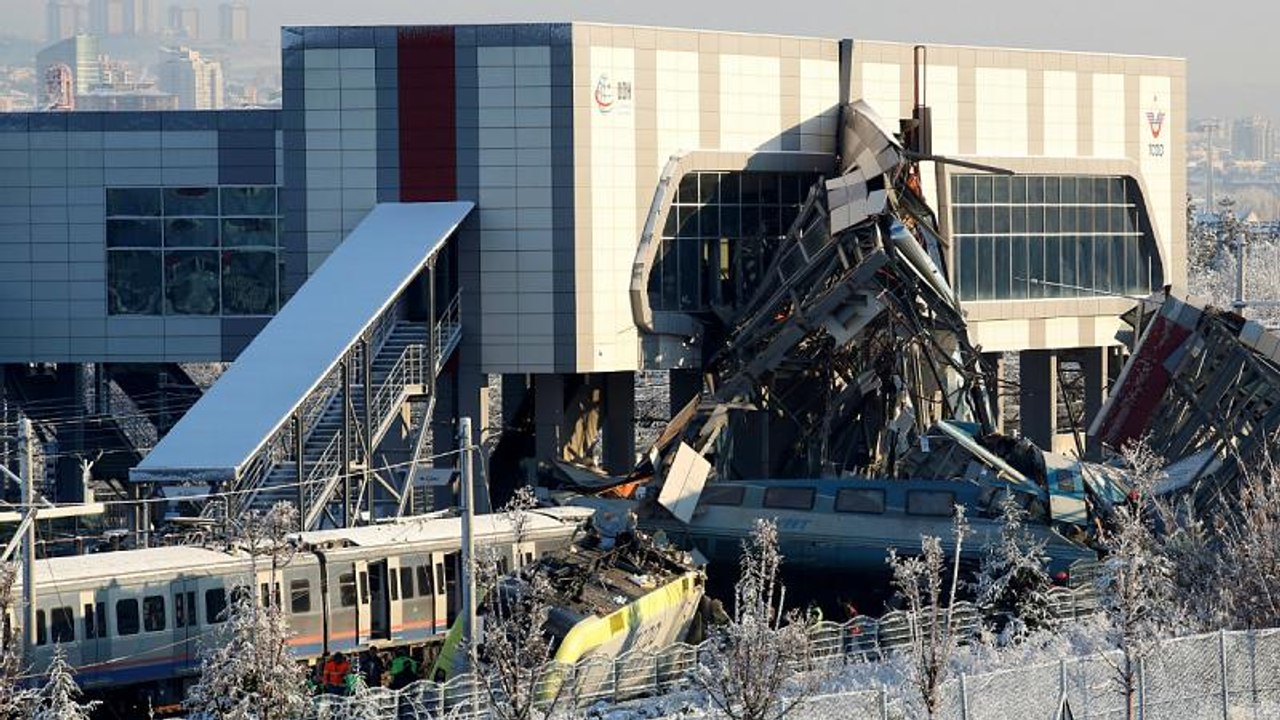 Nove mortos e 47 feridos numa colisão de comboios