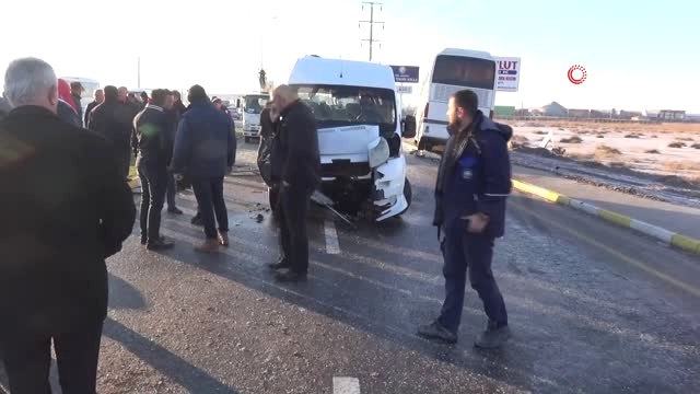 Aksaray'da Servis Otobüsü ile Minibüs Çarpıştı: 17 Yaralı