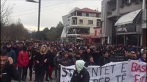 Report TV - Nis protesta në Korçë, studentët marshojnë përmes qytetit