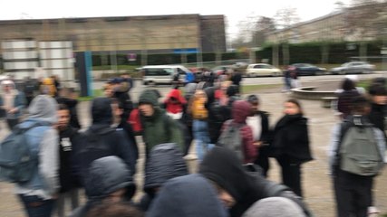 Devant le lycée Charles de Gaulle