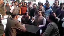 भाजपा नेता की थाने में दबंगई, थानेदार से कहा- हिंदुओं का रखो ख्याल, VIDEO वायरल