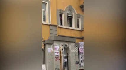 Ora News - Sanitaret pastrojnë nga vezët xhamat e ministrisë së Arsimit