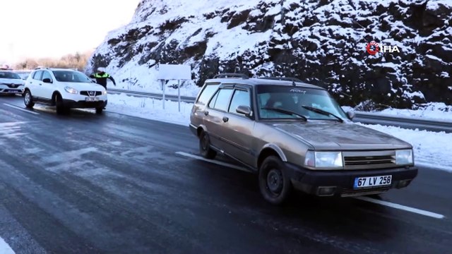 Araçlar buzda dans etti, sürücülerin imdadına diğer sürücüler yetişti