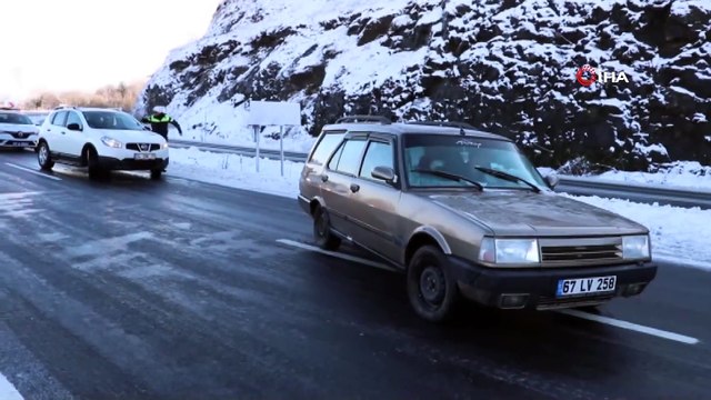 Araçlar Buzda Dans Etti, Sürücülerin İmdadına Diğer Sürücüler Yetişti