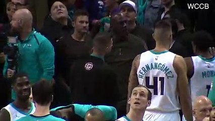 ¡Michael Jordan le Suelta Dos Collejas a Malik Monk por un Técnica!