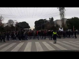 Marshimi i studentëve përmes bulevardit “Dëshmorët e Kombit” për të mbërritur para Kuvendit