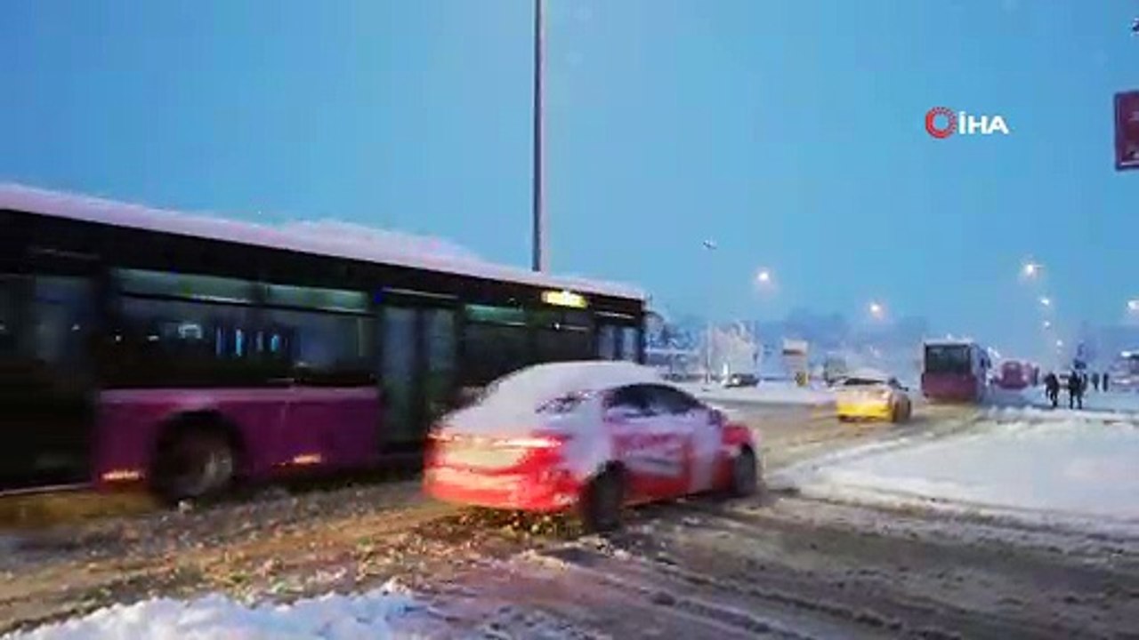 Çorum'a mevsimin ilk karı yağdı, eğitime 1 gün ara verildi