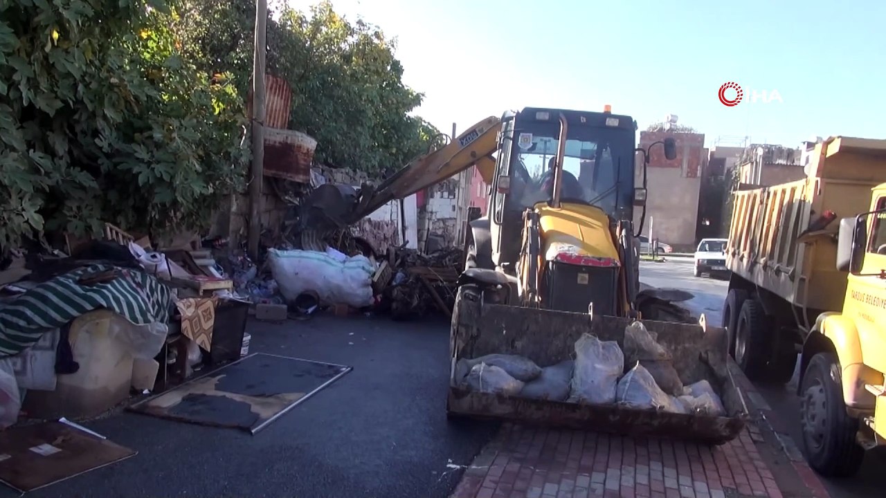 Çöp evden 22 kamyon dolusu çöp çıktı