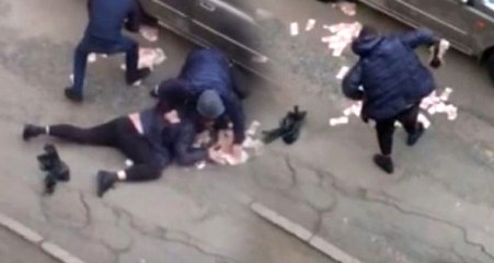 Adamı Darp Edip, Yere Savrulan Paralarını Yağmaladılar