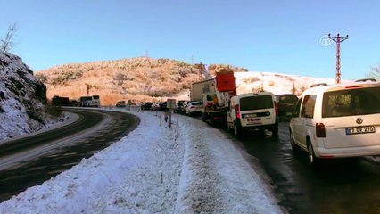 Video herunterladen: Buzlanma trafiği aksattı - ZONGULDAK