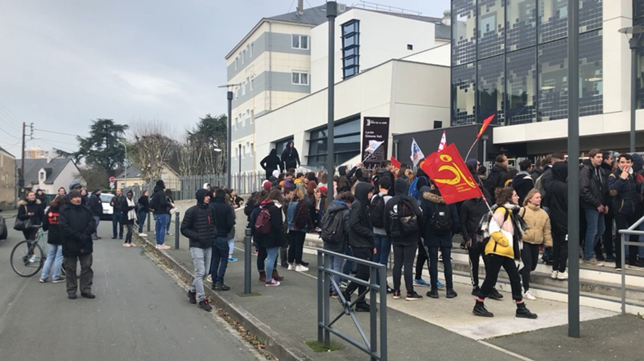 Les lycéens devant le lycée Simone-Veil