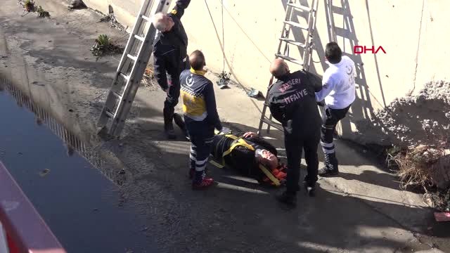 Kayseri Hafif Ticari Araç Kanala Düştü, Sürücü Zorlukla Kurtarıldı