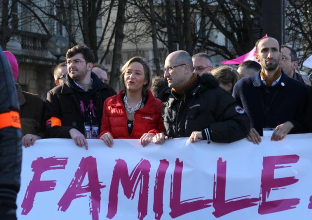 Loi famille : le gouvernement a-t-il reculé devant la Manif pour tous ?