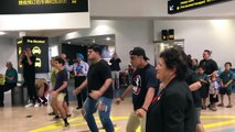 Il reçoit un accueil chaleureux de la part de sa famille à l'aéroport