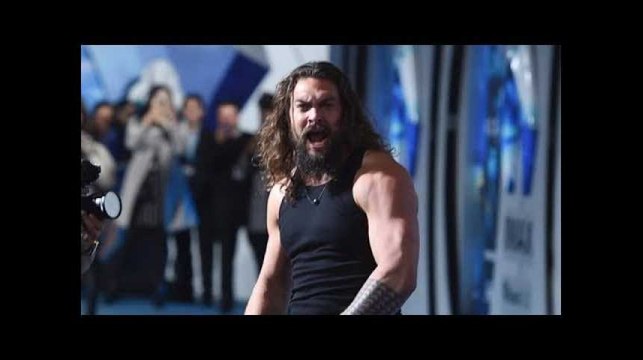 Jason Momoa lance un Haka impressionnant sur le tapis rouge de Aquaman
