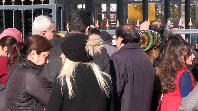 Tren kazasında hayatını kaybeden yolcuların yakınları Adli Tıp Kurumu önünde bekliyor (3) - ANKARA