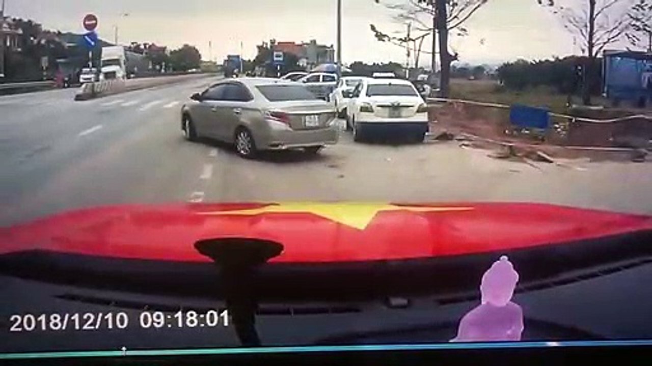 Cette femme et son bébé passent à deux doigts d'un accident mortel