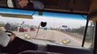 Un automobiliste croise un rouleau géant sur l'autoroute aux Etats Unis