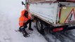 Van'da kar yağışı ve fırtına hayatı olumsuz etkiledi...Karayolları ekipleri olumsuz hava koşullarına rağmen yol açma çalışmasını sürdürüyor