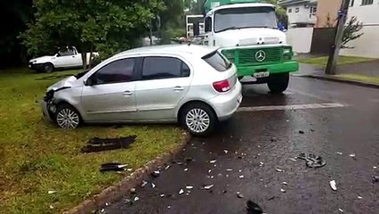 Carros colidem na Região do Lago