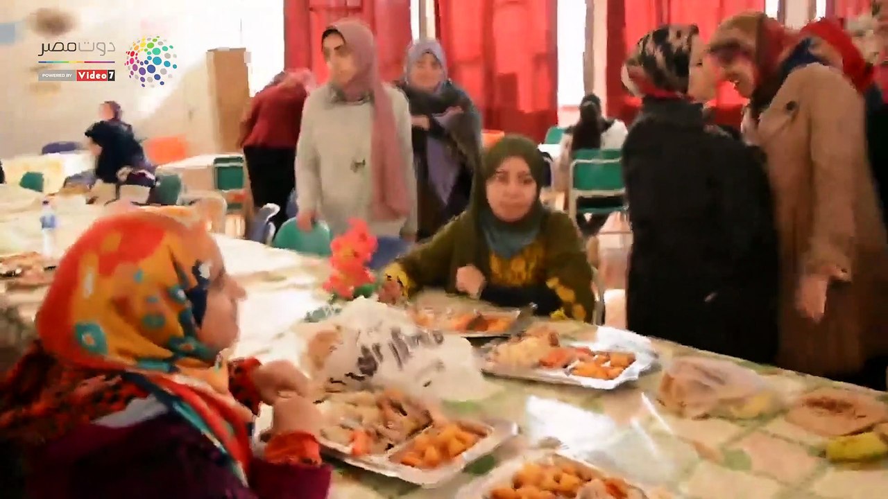 نائب رئيس جامعة أسيوط يتناول الغداء مع طالبات المدينة الجامعية