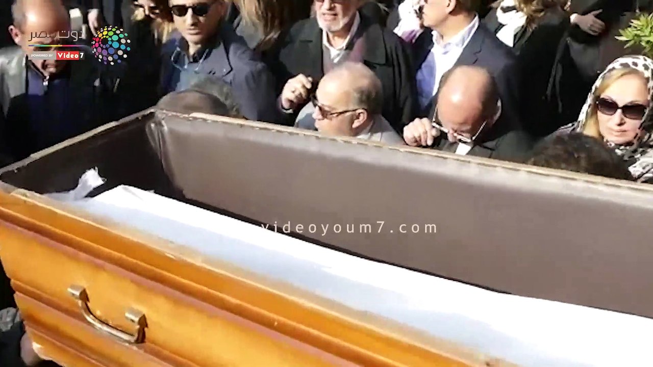 المشهد الأخير فى حياة حافلة.. جثمان إبراهيم سعدة يوارى الثرى