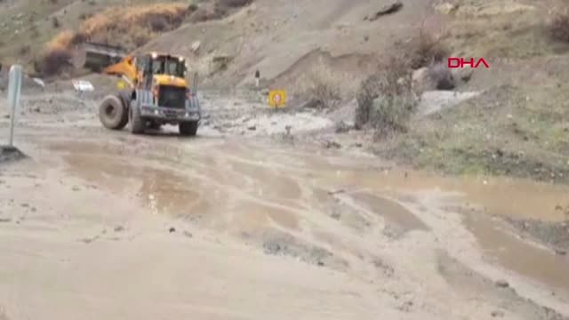 Şırnak Heyelan Nedeniyle Kapanan Şırnak- Hakkari Yolu Ulaşıma Açıldı
