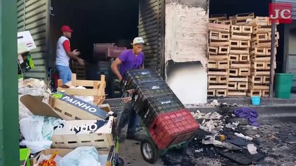 Funcionários trabalham no rescaldo de incêndio em hortifruti ( 720 X 1280 )