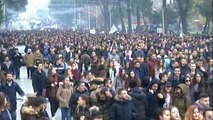 Report TV - Protesta, studentët zhvendosen nga parlamenti te kryeministria