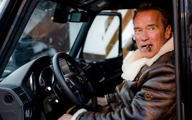 شوارزنيجر يقود أول سيارة هامر كهربائية في العالم