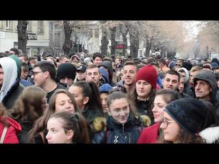 Download Video: Nxënësit masivizojnë protestën e studentëve në Korçë - News, Lajme - Vizion Plus