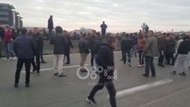 Ora News - Protestuesit bllokojnë autostradën Tiranë - Durrës
