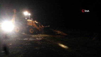 Irmak kenarında sohbet ederlerken suyun ortasında mahsur kaldılar