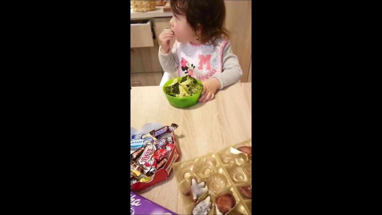 Une petite fille qui n'aiment pas les sucreries mais préfère les légumes
