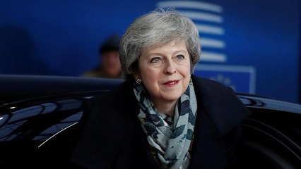 May pide a Bruselas ayuda para salvar su Brexit