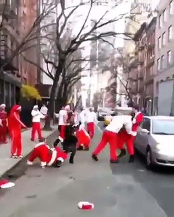 Yeni yılda bacadan girmeye çalışan Noel babalar