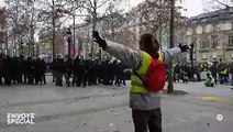 Viser au Flash-Ball un manifestant qui se tient les bras levés, 