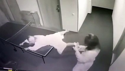 Apenas duas jovens a tirar selfies "malucas" sobre uma mesa ping-pong...