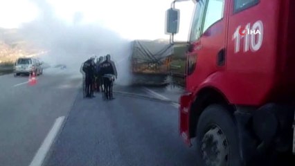 Lastiği patlayan tırın dorsesi yandı