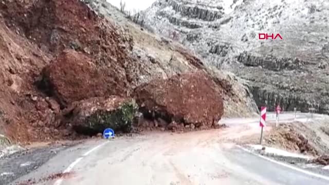 Hakkari Çukurca-Şırnak Karayoluna Kaya Düştü
