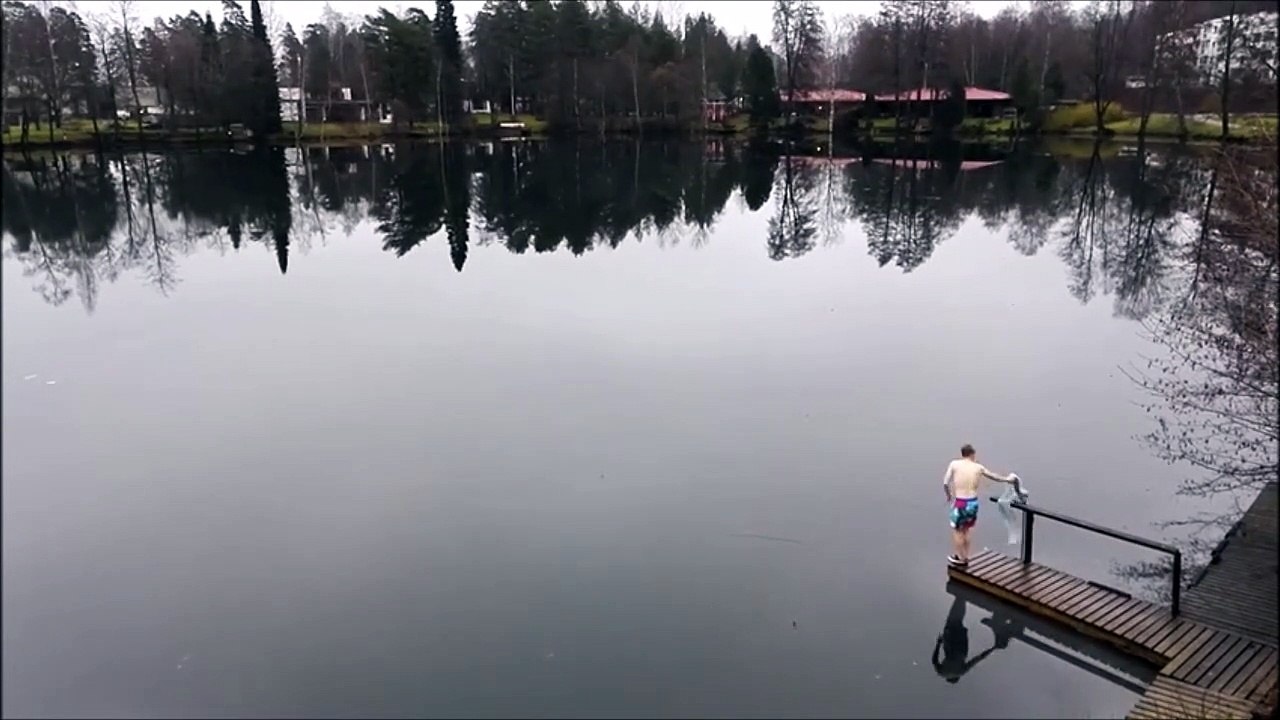Plonger dans un lac gelé en plein hiver... Pas sur