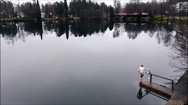 Plonger dans un lac gelé en plein hiver... Pas sur