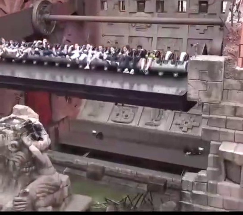 Un manège complètement fou la tête à l'envers dans les flammes